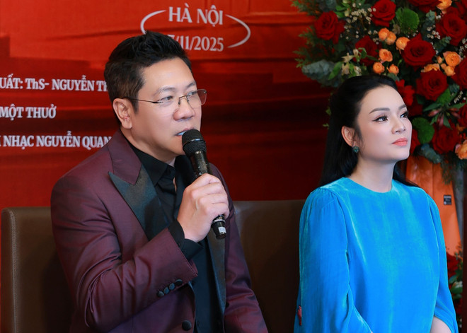 People's Artist Quoc Hung and Meritorious Artist Tan Nhan share about the music night. (Photo: PV/Vietnam+) nam-2695.jpg