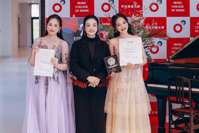 tan-nhan-va-hai-hoc-tro-duong-ngoc-anh-le-khanh-chi-ao-tim.jpg