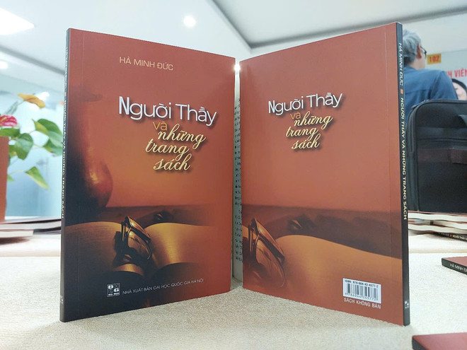 Ấn phẩm “Người thầy và những trang sách” khái lược lại 60 năm làm nghề giáo. (Ảnh: Minh Thu/Vietnam+) sach.jpg
