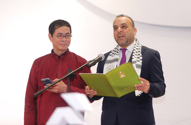 ນັກກະວີປາແລັດສະໄຕນ໌ Murad Sudani (ຂວາ) ໃນພິທີມອບລາງວັນ. (ພາບ: Khieu Minh/Vietnam+) ngai-murad-sudani.jpg