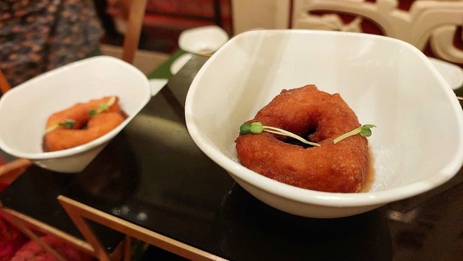 Picarones - bánh vòng đường mật kiểu Peru. (Ảnh: Minh Thu/Vietnam+) z6791384244942-7f5e6a1fba63395edf487e060a2cc210.jpg