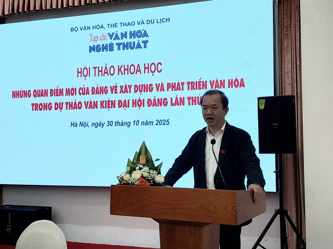 សាស្ត្រាចារ្យរង-បណ្ឌិត Bui Hoai Son សមាជិកអចិន្ត្រៃយ៍នៃគណៈកម្មាធិការវប្បធម៌ និងអប់រំនៃរដ្ឋសភា។ (រូបថត៖ Minh Thu/Vietnam+) z7172366643633-070eeb16e68298a044b16d055bdb36da.jpg