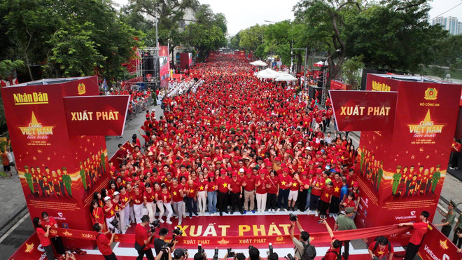ผู้คนมากมายย้อมถนนคนเดินทะเลสาบฮว่านเกี๋ยมให้เป็นสีแดงในงาน 534422518-10161768534912081-3888257926226716356-n.jpg
