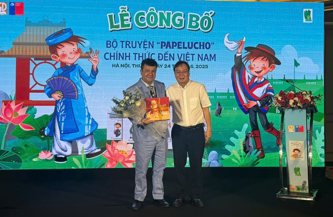 Đại sứ Chile Sergio Narea và Tổng Giám đốc Nhà xuất bản Giáo dục Việt Nam Nguyễn Tiến Thanh. (Ảnh: Thu Hoài/Vietnam+) papel-9.jpg