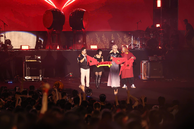 アーティストたちは観客と交流する。(写真:PV/Vietnam+) rock-5.jpg