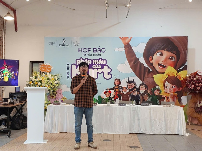 Tác giả kịch bản Đinh Tiến Dũng. (Ảnh: Minh Thu/Vietnam+) kurt.jpg