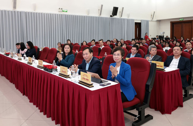 Directorul general al Agenției de Știri din Vietnam, Vu Viet Trang, ministrul adjunct al Sănătății, Le Duc Luan, directorul general adjunct al VNA, Nguyen Thi Su (rândul din față, de la dreapta la dreapta) și delegații care participă la ceremonia de lansare. (Foto: PV/Vietnam+) yeu-thuong-8.jpg