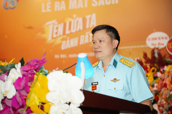 Le colonel Truong Manh Phuong, chef adjoint du département politique de la défense aérienne et des forces aériennes, a pris la parole lors de la cérémonie. (Photo : PV/Vietnam+) anh08513.jpg
