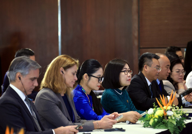 Delegierte bei der Pressekonferenz. (Foto: Tuan Anh/VNA) vna-potal-hop-bao-quoc-te-thong-bao-ket-qua-le-mo-ky-cong-uoc-ha-noi-8365042.jpg