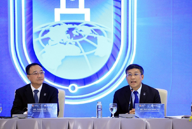 Der ständige stellvertretende Außenminister Nguyen Minh Vu antwortet der Presse. (Foto: Tuan Anh/VNA) vna-potal-hop-bao-quoc-te-thong-bao-ket-qua-le-mo-ky-cong-uoc-ha-noi-8365048.jpg