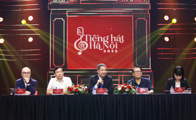 Hanoi Radyo ve Televizyonu Genel Müdürü ve Genel Yayın Yönetmeni Nguyen Kim Khiem (ortada), 15 Ekim'de basınla yarışma hakkında bilgi paylaştı. (Fotoğraf: Van Tuyen/Vietnam+) img-0993.jpg