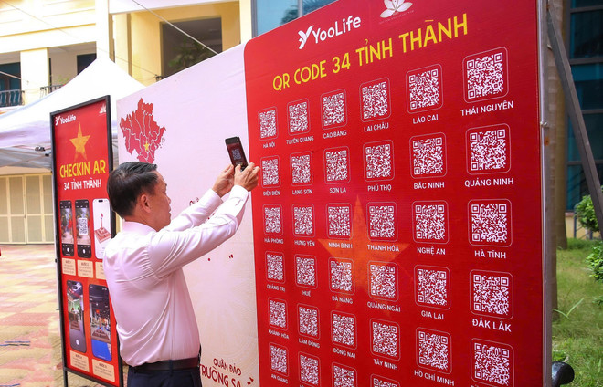 Visitors can scan QR codes to explore 3D models of cultural and historical works in 34 provinces and cities. (Photo: Son Hai) kyuc2.jpg