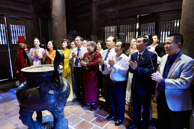 Члены Оргкомитета возносят благовония в Храме Литературы. (Фото: PV/Vietnam+) 507759387-1005039888100569-6621408632079094163-n.jpg