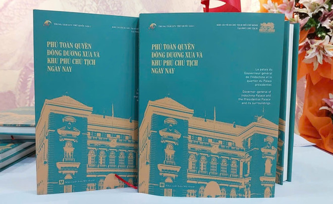 Cuốn sách viết về không gian của Phủ Toàn quyền năm xưa và Phủ Chủ tịch hiện nay từ nhiều nguồn tư liệu. (Ảnh: Minh Thu/Vietnam+) z6910329235593-899492c2855f969d8be0c0c005bc0b6d.jpg