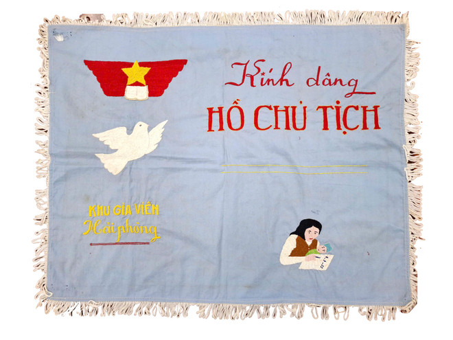 하이퐁시, 지아비엔 인민지구의 자수품이 인민교육부문 창립 10주년(1945년 9월 8일~1955년 9월 8일)을 맞아 호치민 주석에게 정중하게 선물되었습니다. binhdan3.jpg