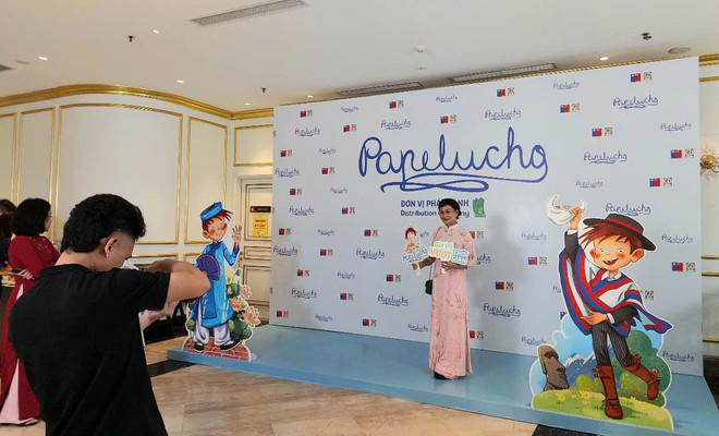 Độc giả yêu mến nhân vật và bộ truyện "Papelucho" check in tại chương trình. (Ảnh: Minh Thu/Vietnam+) papel-11.jpg