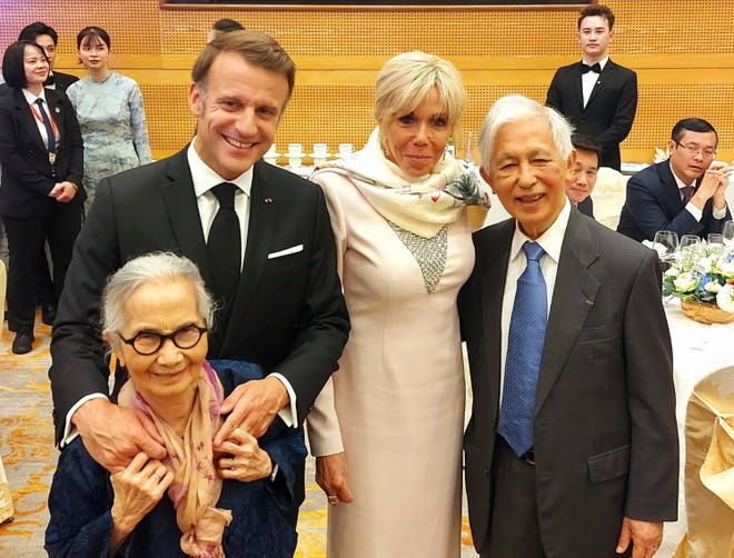 Francouzský prezident Emmanuel Macron a jeho manželka se během své návštěvy Vietnamu v květnu 2025 setkali s profesorem Tran Thanh Vanem a profesorem Le Kim Ngocem. (Foto: Francouzské velvyslanectví) phap2.png