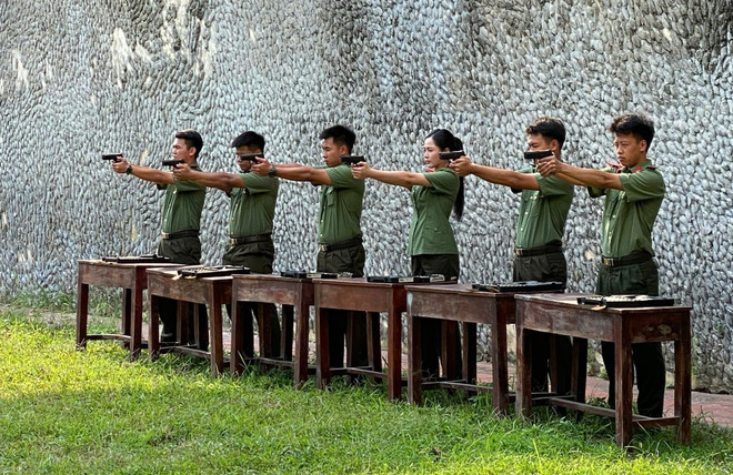 Duyên Quỳnh tham gia huấn luyện cùng các chiến sỹ. (Ảnh: PV/Vietnam+) tap1-1754985377085899154710.jpg