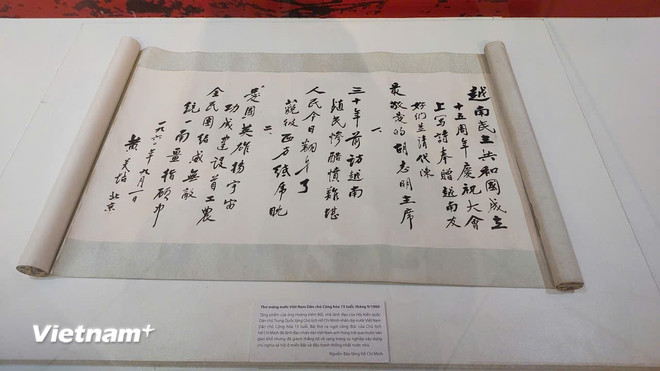 កំណាព្យអបអរសាទរខួបលើកទី ១៥ នៃសាធារណរដ្ឋប្រជាធិបតេយ្យវៀតណាម ដោយកវីជនជាតិចិន Huang Yanpei។ (រូបថត៖ Minh Thu/Vietnam+) vnp-hcm-20.jpg
