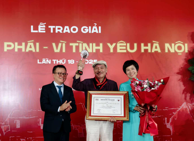 Ông Lê Quốc Minh, Ủy viên Trung ương Đảng, Chủ tịch Hội Nhà báo Việt Nam, Tổng Biên tập Báo Nhân Dân và Tổng Giám đốc Thông tấn xã Việt Nam Vũ Việt Trang trao Giải thưởng Lớn cho nhạc sỹ Trần Tiến. (Ảnh: Huy Thông/TTXVN) cfgyg-17594996190971707378626.png