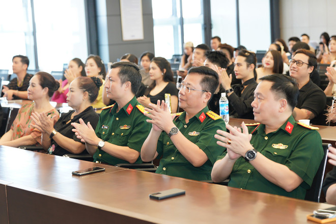 Trong hành trình 15 năm làm nghề, cô đã có nhiều sáng tác về người lính và hát về người lính là đam mê bất tận của Hoàng Hồng Ngọc. (Ảnh: PV/Vietnam+) 548.jpg