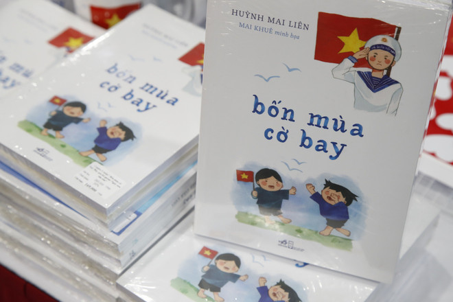 Poetry collection “Four seasons of flying flags” by journalist Huynh Mai Lien. (Photo: PV/Vietnam+) 539289396-10162109710847852-7811976226467350984-n.jpg