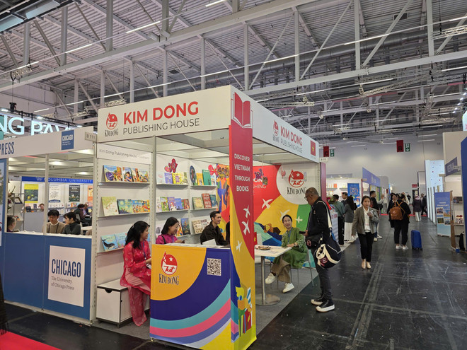 Gerai Kim Dong Publishing House di Pesta Buku Frankfurt. (Foto: PV/Vietnam+) anh-1-gian-hang-nxb-kim-dong-tai-ff-2025-2.jpg