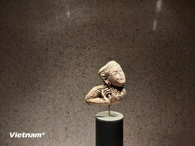 Đầu tượng tiên nữ bằng đất nung thế kỷ 11-13. (Ảnh: Minh Thu/Vietnam+) vnp-thienmon-3.jpg