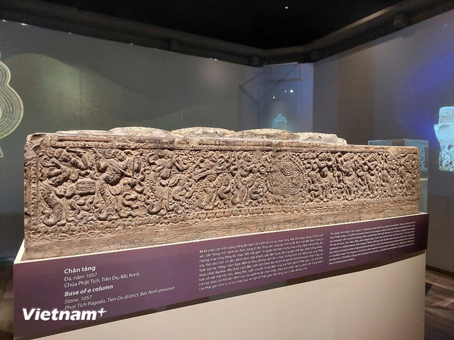 Bệ kê chân cột hình vuông được chạm trổ hình các nhạc công. (Ảnh: Minh Thu/Vietnam+) vnp-thienmon-4.jpg