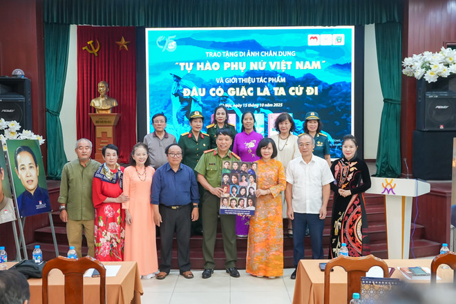 អង្គការបេះដូងទាហានបានបរិច្ចាកនូវបណ្តុំនៃរូបគំនូរដែលបានកសាងឡើងវិញដល់សារមន្ទីរស្ត្រីវៀតណាម។ (រូបថត៖ PV/Vietnam+) dsc09740.jpg