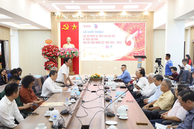 Quang cảnh buổi lễ ra mắt các ấn phẩm đặc biệt. (Ảnh: PV/Vietnam+) ramat.jpg