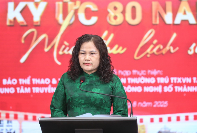 La journaliste Nguyen Thi Su, directrice générale adjointe de l'Agence de presse vietnamienne (VNA), s'exprime lors du séminaire. (Photo : Khanh Hoa/VNA) vna-potal-toa-dam-ky-uc-80-nam-mua-thu-lich-su-8227628.jpg