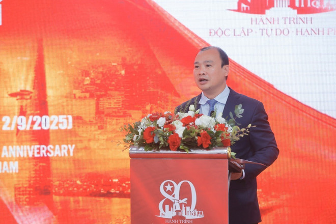 Le Hai Binh, ständiger stellvertretender Minister für Kultur, Sport und Tourismus, spricht. (Foto: Minh Quyet/VNA) vna-potal-khai-truong-trung-tam-bao-chi-trien-lam-va-hop-bao-ve-trien-lam-80-nam-hanh-trinh-doc-lap-tu-do-hanh-phuc-8228034.jpg