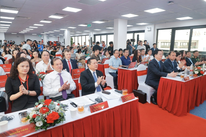 Vizepremierministerin Mai Van Chinh und Delegierte nehmen an der Eröffnungszeremonie des Messepressezentrums teil. (Foto: Minh Quyet/VNA) vna-potal-khai-truong-trung-tam-bao-chi-trien-lam-va-hop-bao-ve-trien-lam-80-nam-hanh-trinh-doc-lap-tu-do-hanh-phuc-8228017.jpg