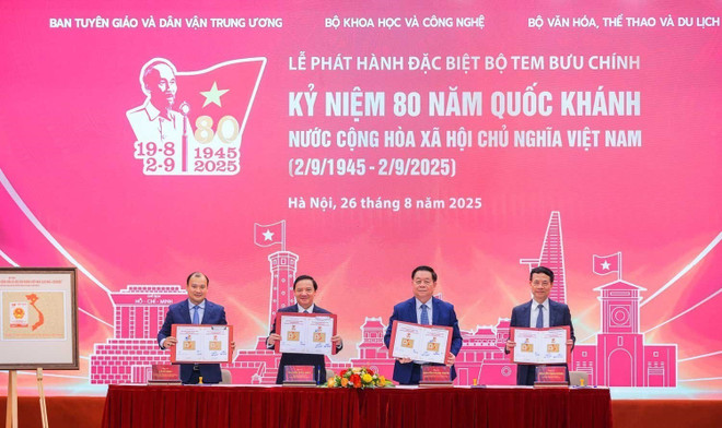 លោក Nguyen Trong Nghia សមាជិកការិយាល័យនយោបាយ លេខាគណៈកម្មាធិការមជ្ឈិមបក្ស ប្រធានគណៈកម្មាធិការឃោសនា និងអប់រំមជ្ឈិម និងគណៈប្រតិភូជាមួយត្រាប្រៃសណីយ៍ពិសេសរំលឹកខួបលើកទី 80 នៃទិវាជាតិនៃសាធារណរដ្ឋសង្គមនិយមវៀតណាម (1945-2025)។ (រូបថត៖ Hoang Hieu/VNA) vna-potal-le-khai-truong-trung-tam-bao-chi-tuyen-truyen-ky-niem-80-nam-cach-mang-thang-tam-thanh-cong-va-quoc-khanh-29-8236288.jpg