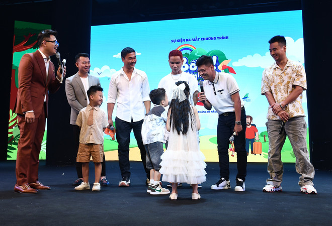 Ba nghệ sỹ cũng là ba ông bố - Neko Lê, Trung Ruồi, Duy Hưng - cùng các con trở thành dàn cast chính thức của "Bố ơi mình đi đâu thế?" mùa 5. (Ảnh: PV/Vietnam+) cac-cap-bo-con-cung-bieu-dien-bai-hat-chu-de-cua-chuong-trinhjpg.jpg