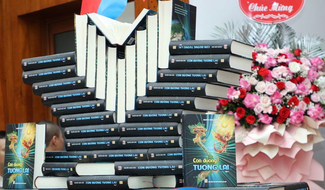 El libro «El camino al futuro». (Foto: PV/Vietnam+) sachtuonglai.png