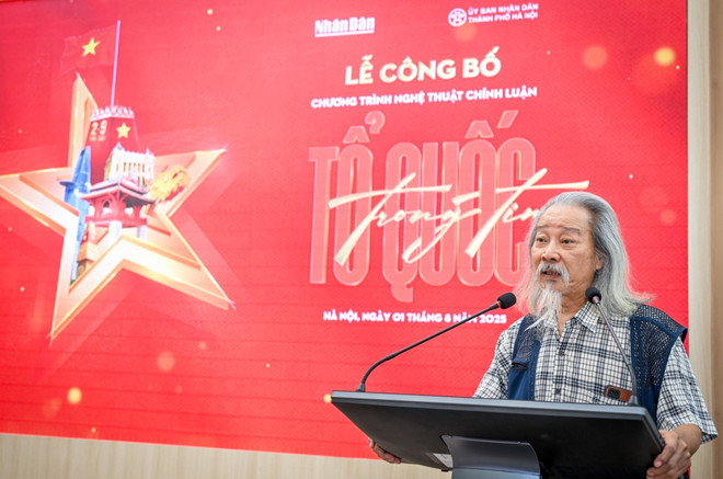 Họa sỹ Văn Thao, con trai nhạc sỹ Văn Cao xúc động khi hàng chục nghìn khán giả sẽ cùng hát Quốc ca. (Ảnh: CTV/Vietnam+) concert.jpg
