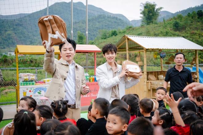 Ca sỹ Tùng Dương và êkip thăm các em học sinh tại huyện Tuần Giáo, tỉnh Điện Biên. (Ảnh: NVCC) tda03483.jpg