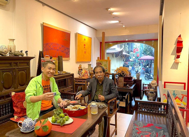 Họa sỹ Lê Thiết Cương và nhà thơ Nguyễn Quang Thiều tại Phòng tranh 39 Lý Quốc Sư. (Ảnh: FBNV) 518334336-1447584412950095-8536744652998085413-n.jpg