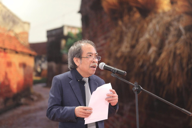 ນັກກະວີ ຫງວຽນກວາງທຽວ, ປະທານສະມາຄົມນັກຂຽນຫວຽດນາມ, ເປັນເລຂານຸການແຂ່ງຂັນ. (ຮູບພາບ: Khieu Minh/Vietnam+) z7325491576757-b17f9c52cc656e5c1ed7b492b00a59a9.jpg