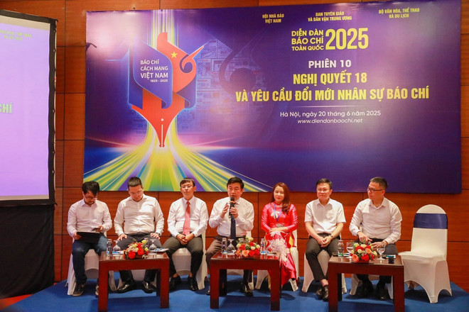 Các chuyên gia, diễn giả phiên thảo luận 10 với chủ đề "Nghị quyết 18 và yêu cầu đổi mới nhân sự báo chí". (Ảnh: Khánh Hoà/TTXVN) vna-potal-cac-phien-hop-tai-dien-dan-bao-chi-toan-quoc-2025-ngay-206-8103487.jpg