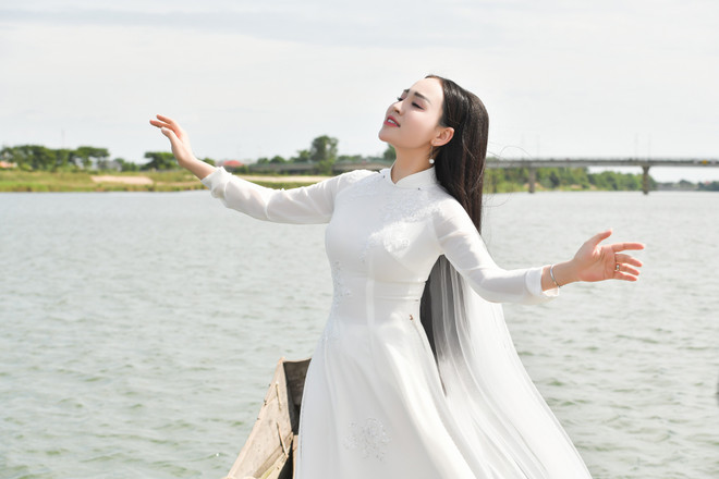 MV đưa khán giả trở về các địa danh lịch sử ở Quảng Trị: Bến sông Thạch Hãn, Thành cổ, cầu Hiền Lương-Vĩ tuyến 17, Nghĩa trang Liệt sỹ Trường Sơn. (Ảnh: PV/Vietnam+) fl1-3833.jpg
