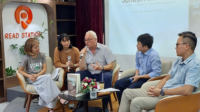 Nhà sử học Philippe Le Failler (giữa) chia sẻ về tác phẩm. (Ảnh: Minh Thu/Vietnam+) read.jpg