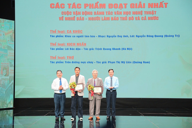 Ban Tổ chức trao giải Nhất cho các tác giả. (Ảnh: PV/Vietnam+) gainhat.jpg
