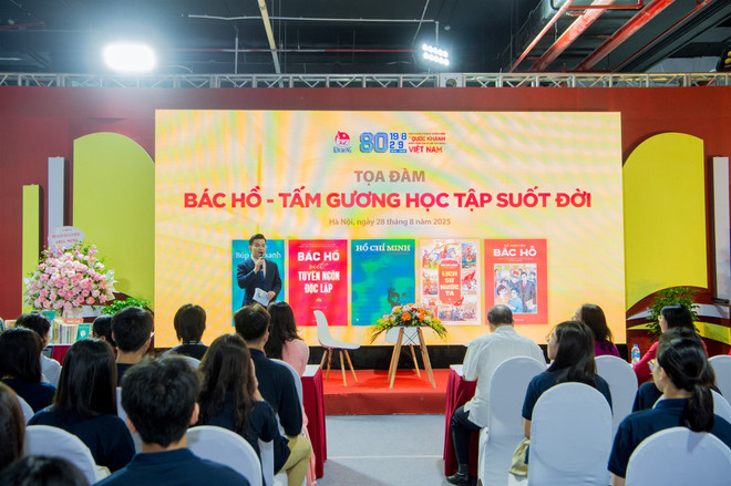 Kim Dong Publishing House organized a talk show anh-5-toa-dam-bac-ho-tam-guong-hoc-tap-suot-doi-20.jpg