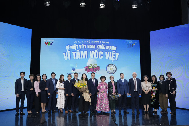 Delegater og programproduksjonsteam. (Foto: PV/Vietnam+) ma40186.jpg