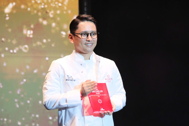 Giải Đầu bếp trẻ xuất sắc (Young Chef Award) được trao cho đầu bếp Lê Việt Hồng (sinh năm 1992) có 14 năm kinh nghiệm. (Ảnh: PV/Vietnam+) z6675680973290-c28303f6049a319abcf604cf5edc76cd.jpg
