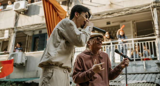 "Tay chơi" Trần Tiến từng đồng hành cùng rapper Đen Vâu trong một dự án âm nhạc trẻ trung. (Ảnh: CTV/Vietnam+) den-di-trong-mua-he-5.jpg