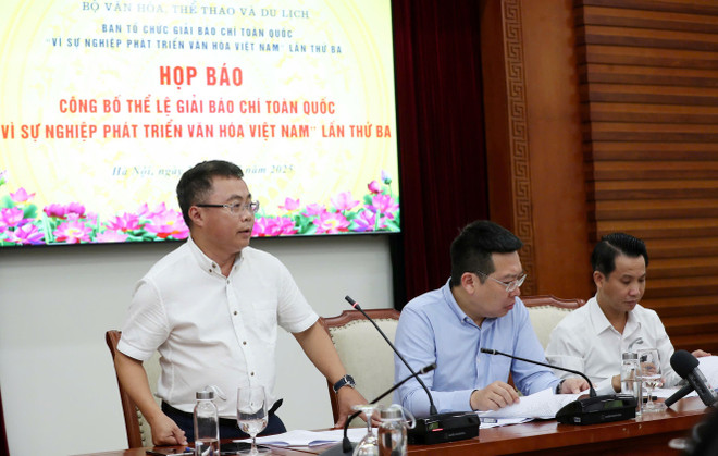 Ông Phan Thanh Nam, Phó Tổng biên tập Báo Văn hóa thông tin về Thể lệ Giải. (Ảnh: Trần Huấn) hopbao2.jpg